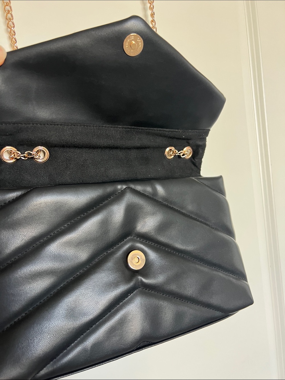 Black purse with adjustable strap - Picture 4 of 7